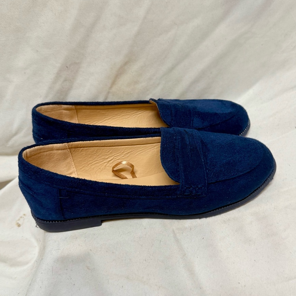Chic Women's Navy Loafers
